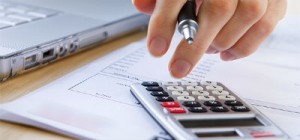 В 2015 году была существенно снижена стоимость налоговых патентов по всем видам деятельности. По итогам прошлого года объем налоговых платежей и количество плательщиков патентной системы увеличилось в четыре раза. В 2014 году – 302 патента на сумму 14,1 млн рублей, в 2015 году – 677 патентов на сумму 26,9 млн рублей. Помимо этого продлено действие пониженных налоговых ставок по упрощенной системе налогообложения. Впервые установлена пониженная налоговая ставка в размере 1% (вместо 6%) для субъектов бизнеса с объектом налогообложения «доходы» и осуществляющих деятельность в области ремесел и народных художественных промыслов, в сферах дошкольного и дополнительного образования детей, дневного ухода за детьми, предоставления социальных услуг. С 1 июня 2015 года введены двухлетние «налоговые каникулы» для впервые зарегистрированных индивидуальных предпринимателей – налогоплательщиков упрощенной или патентной систем налогообложения в производственной, социальной или научной сферах (всего 60 видов предпринимательской деятельности). С 1 января 2016 года двухлетние «налоговые каникулы» дополнительно введены для предпринимателей сферы бытовых услуг населению, применяющих патентную систему налогообложения. «При разработке и принятии налоговых инициатив мы преследовали две цели. Первое – это снижение налоговой нагрузки на действующий бизнес. Второе – легализация теневого бизнеса. Во втором квартале текущего года по итогам сдачи налоговой отчетности мы проведем анализ эффективности введения налоговых каникул для предпринимателей и пониженных налоговых ставок по упрощенной системе для приоритетных видов деятельности. Учтем практику применения и при необходимости скорректируем законодательство», – подчеркнул глава минэкономразвития области Владимир Пожаров. По материалам официального сайта правительства области