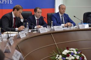 Среди значимых для страны проектов, реализуемых в ПФО, Михаил Бабич отметил строительство самолетов в Нижнем Новгороде и производство локомотивов в Энгельсе