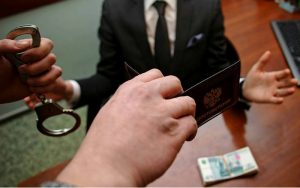 Новый закон предусматривает для сотрудников правоохранительных органов лишение свободы на срок от 5 до 10 лет за незаконные уголовные дела, заведенные на бизнесменов 