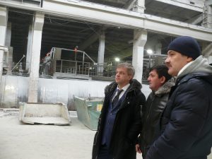 Министр промышленности и энергетики Максим Шихалов побывал на трех заводах, выпускающих кирпич и газобетонные блоки. Предприятия, которые он посетил, находятся в Саратовском районе в селе Александровка. Максим Шихалов ознакомился с работой ДСК «ГРАС-Саратов», запустившего производство в 2010 году. На заводе установлена современная технологическая линия нидерландской компании Hess AAC Systems B.V., позволяющая добиться высокого уровня автоматизации производства. Завод способе выпустить до 450 тысяч кубометров автоклавного газобетона в год. Сырье для предприятия добывается здесь же, в Саратовском районе, на песчаном месторождении «Александровка-3». Далее министр осмотрел «Завод силикатных материалов», один из первых появившихся здесь кирпичных заводов, сейчас успешно снабжающий саратовских строителей и соседние регионы. Завершилась рабочая поездка Максима Шихалова визитом на ООО «Саратовский завод стройматериалов». Глава минпрома побеседовал с руководителями всех заводов, обсудил проблемы и перспективы предприятий. В ходе встречи были намечены основные направления сотрудничества, в том числе и с Минпромом РФ для получения господдержки строительной отрасли региона. – В 2016 году правительством России была принята Стратегия развития промышленности строительных материалов на период до 2020 года и дальнейшую перспективу до 2030 года, приоритетом которой стало, в том числе, создание комфортных, конкурентных и побуждающих условий для организации новых производств, проведения технологического перевооружения и модернизации основных фондов отрасли, – подчеркнул Максим Шихалов. – Важно, чтобы региональные предприятия строительной индустрии участвовали в ее реализации.