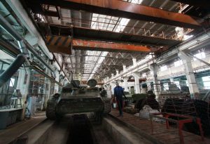 Рабочие АО "Автомобильный ремонтный завод" с октября 2015 года не могут получить заработную плату