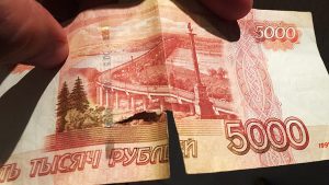 Роспотребнадзор: Что делать покупателю, в случае не принятия продавцом поврежденных денежных купюр?