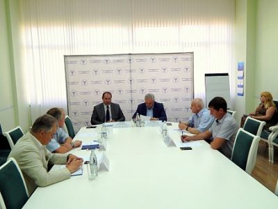 20 июля, в Торгово-промышленной палате Саратовской области состоялось очередное заседание Общественного совета по урегулированию отношений между Государственной инспекцией труда в Саратовской области и бизнес-сообществом. dscn9548На заседании присутствовали председатель Общественного Совета, президент ТПП Саратовской области Алексей Антонов, руководитель Гострудинспекции Алексей Санников, Уполномоченный по защите прав предпринимателей в Саратовской области, Сопредседатель реготделения «Деловой России» Михаил Петриченко, председатель Гильдии организаций охраны труда Вячеслав Пилюгин, руководитель исполкома регионального отделения «Деловая Россия» Игорь Александров. По первому вопросу о введении риск-ориентированного подхода в надзор с 2018 года с докладом выступил Алексей Санников. Глава ведомства проинформировал, что в настоящее время в Российской Федерации проходит реформирование контрольно-надзорной деятельности. Особое внимание в данном процессе уделяется повышению эффективности государственного надзора и контроля в сфере труда в Российской Федерации. Ключевую роль в реализации этих мероприятий играет внедрение риск-ориентированного планирования в работе инспекторов труда. В связи с этим уже с 2018 года все плановые проверки Роструд будет осуществлять с применением риск-ориентированного подхода. Алексей Сергеевич подчеркнул, что данные меры направлены на снижение административной нагрузки на бизнес. tlfntkРуководитель ведомства пояснил, что с введением риск-ориентированного подхода работа надзора сконцентрируется на предприятиях, представляющих наибольший потенциальный риск травматизма и грозы жизни работников. Хозяйствующие субъекты Саратовской области распределятся по определенным категориям риска (классам опасности), от которых зависит периодичность проведения плановых проверок. Всего выделено 5 категорий риска: высокий, значительный, средний, умеренный, низкий. — К 1 сентября текущего года Государственная инспекция труда должна передать в прокуратуру Саратовской области перечень хозяйствующих субъектов с присвоенной им категорией риска. Могу заверить, что ни один субъект малого бизнеса не попадет в план проверок ни в этом, ни в следующем году. Однако отмечу, что в случае поступления жалоб в инспекцию труда – субъект будет проинспектирован», — сообщил Алексей Санников. Также руководитель Гострудинспекции рассказал, что в рамках реализации проекта по реформированию надзора, Роструд создает глобальную систему проверочных листов, которыми в скором времени смогут воспользоваться работодатели. Проверочные листы будут содержать фиксированное количество требований, которые инспектор может проверить во время плановой проверки. Помимо этого, с целью совершенствования нормативно-правового обеспечения в области охраны труда, профилактики производственного травматизма и профессиональной заболеваемости среди работников, уже с 1 июля текущего года все советские акты, ранние российские акты, акты РСФСР вошли в стоп-лист, и не подлежат проверке. Более 100 советских актов были признаны недействующими на территории Российской Федерации.