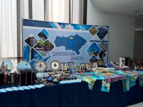 10 августа, в рамках проведения Дней Саратовской области в Москве, в музыкальном театре фольклора «Русская песня» Надежды Бабкиной прошла выставка-ярмарка, подготовленная Торгово-промышленной палатой Саратовской области и комитетом инвестиционной политики и имущественных отношений региона. Ее посетили врио губернатора Валерий Радаев, представители ТПП России, областных и федеральных организаций, министерств и ведомств, бизнесмены, жители столицы. На выставочной экспозиции были представлены достижения саратовских производственных и сельскохозяйственных предприятий, торгово-экономический, инвестиционный и культурный потенциал губернии. Гости смогли посмотреть и приобрести изделия народно-художественных промыслов и сувенирную продукцию мастеров региональной Палаты ремесел. «Дни Саратовской области, которые проходят сейчас в столице, позволили в очередной раз продемонстрировать экономический и инвестиционный потенциал нашего региона, где в настоящее время реализуется много перспективных проектов и программ. В эти дни москвичи смогли ближе познакомиться с историей и культурой нашего края, узнали о новых саратовских брендах, промышленных и инновационных достижениях, местах для комфортного отдыха. Еще одним положительным итогом визита в столицу стало подписание соглашения о сотрудничестве между Саратовской и Московской Торгово-промышленными палатами, которое позволит нам укрепить существующие деловые контакты, установить новые партнерские отношения. Московские коллеги выразили готовность поделиться с нами опытом и наработками по многим вопросам. Выражаю благодарность Торгово-промышленной палате России за содействие в продвижении нашего региона на столь высоком уровне и правительству Саратовской области за плодотворное сотрудничество с бизнес-сообществом», - прокомментировал итоги поездки президент Союза «Торгово-промышленная палата Саратовской области» Алексей Антонов. Дни региона в столице продолжились праздничным гала-концертом с участием саратовских творческих коллективов и звезд отечественной эстрады. На сцену театра фольклора «Русская песня» 10 августа вышли Владимир Конкин, Юрий Кочнев, Леонид Сметанников, Андрей Берестенко. Завершилась праздничная программа гимном губернии «Саратов» в исполнении ее автора – Олега Газманова и первого исполнителя Андрея Берестенко.