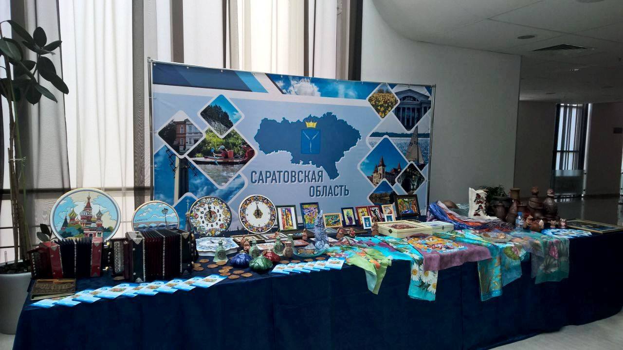 10 августа, в рамках проведения Дней Саратовской области в Москве, в музыкальном театре фольклора «Русская песня» Надежды Бабкиной прошла выставка-ярмарка, подготовленная Торгово-промышленной палатой Саратовской области и комитетом инвестиционной политики и имущественных отношений региона. Ее посетили врио губернатора Валерий Радаев, представители ТПП России, областных и федеральных организаций, министерств и ведомств, бизнесмены, жители столицы. На выставочной экспозиции были представлены достижения саратовских производственных и сельскохозяйственных предприятий, торгово-экономический, инвестиционный и культурный потенциал губернии. Гости смогли посмотреть и приобрести изделия народно-художественных промыслов и сувенирную продукцию мастеров региональной Палаты ремесел. «Дни Саратовской области, которые проходят сейчас в столице, позволили в очередной раз продемонстрировать экономический и инвестиционный потенциал нашего региона, где в настоящее время реализуется много перспективных проектов и программ. В эти дни москвичи смогли ближе познакомиться с историей и культурой нашего края, узнали о новых саратовских брендах, промышленных и инновационных достижениях, местах для комфортного отдыха. Еще одним положительным итогом визита в столицу стало подписание соглашения о сотрудничестве между Саратовской и Московской Торгово-промышленными палатами, которое позволит нам укрепить существующие деловые контакты, установить новые партнерские отношения. Московские коллеги выразили готовность поделиться с нами опытом и наработками по многим вопросам. Выражаю благодарность Торгово-промышленной палате России за содействие в продвижении нашего региона на столь высоком уровне и правительству Саратовской области за плодотворное сотрудничество с бизнес-сообществом», - прокомментировал итоги поездки президент Союза «Торгово-промышленная палата Саратовской области» Алексей Антонов. Дни региона в столице продолжились праздничным гала-концертом с участием саратовских творческих коллективов и звезд отечественной эстрады. На сцену театра фольклора «Русская песня» 10 августа вышли Владимир Конкин, Юрий Кочнев, Леонид Сметанников, Андрей Берестенко. Завершилась праздничная программа гимном губернии «Саратов» в исполнении ее автора – Олега Газманова и первого исполнителя Андрея Берестенко.