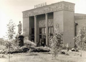 Энгельсская бизнес-леди продает кинотеатр «Родина» в связи с отъездом