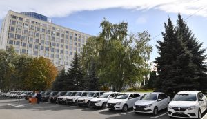 Глава региона Валерий Радаев вручил ключи от легковых автомобилей муниципальным образованиям области