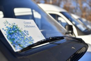 Накануне Дня матери девять многодетных семей Саратовской области получили микроавтобусы