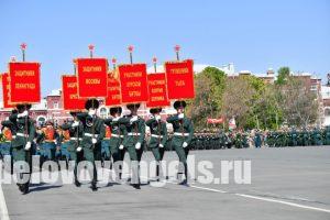 В честь 77-летия Великой Победы состоялось торжественное прохождение войск Саратовского гарнизона
