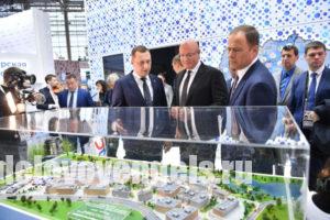 Дмитрий Чернышенко и Игорь Комаров оценили стенд Саратовской области на выставке «Россия»