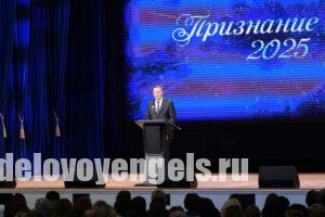 Губернатор Роман Бусаргин наградил лучших классных руководителей и директоров саратовских школ